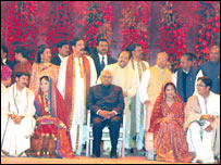 शादी में शामिल हुए प्रधानमंत्री वाजपेयी