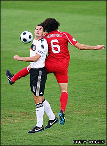 Miroslav Klose và Mehmet Topal 