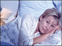 mulher na cama acordada