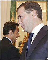O presidente francês, Nicolas Sarkozy, ao fundo, e o premiê russo, Dmitry Medvedev, em primeiro plano (arquivo)