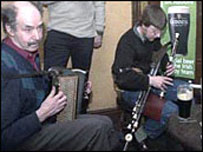 英国酒吧里也是表演民间音乐的好地方。 