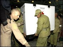 امدادگر آمريکايی و سرباز ايرانی در کرمان