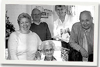 Mrs Doris Hughes gyda'i merch Ann a'i mab Cyrus a'i mab yng nghyfraith, Frank Cross (cefn) a'i merch yng nghyfraith, Carmel Hughes. 