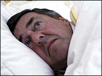 Homem tentando dormir