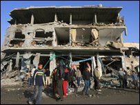 Gazze'de saldırıya uğrayan bir bina