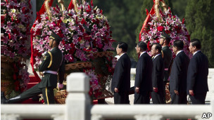 中共中央政治局常委到北京天安門廣場向人民英雄紀念碑敬獻花籃。