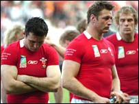 Y siom yn amlwg ar ôl i Gymru golli i Fiji yn 2007