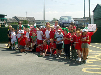 Cychwyn y daith gerdded