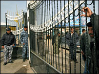 Muž se dívá přes bránu uzavřeného hraničního přechodu v Rafáhu