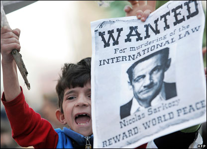 Një fëmijë mban një poster të Francois Sarkozy