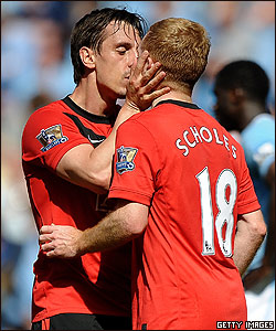 Paul Scholes, de 35 años, celebra su gol junto a Gary Neville, otro de los veteranos del Manchester United