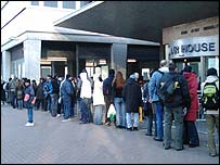 Řada lidí čekajících na vyřízení pracovního povolení