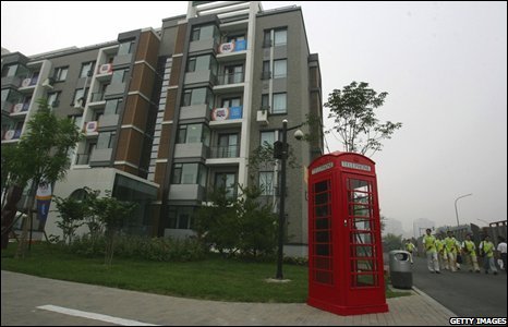 Buồng điện thoại màu đỏ được đặt ở giao lộ mang tên Vương Quốc Anh của làng