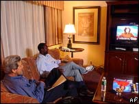 John Kerry eşinin konuşmasını televizyonda izliyor