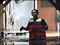 Một người Jakarta lội nước về nhà