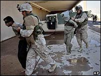 Askerlerin gözaltına aldığı Iraklılar