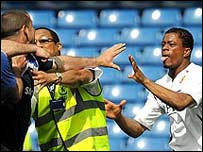 埃弗拉与蓝军工作人员拳脚相向