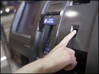 Robô atendente da loja da rede de supermercados Real em Tönisvorst, na Alemanha.