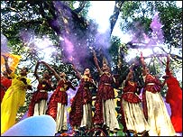 دوسرے ملکوں کے برعکس لاہور کی پتنگوں میں شیشہ کا مانجھا لگتا ہے