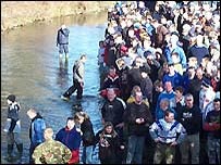 Crowds watch the 'hug' in the Henmore