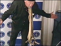 Recordista de cobras na boca