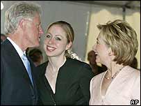 Ông Bill Clinton cùng con gái và vợ trong ngày ra mắt hồi ký ở New York