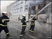 Lính cứu hỏa dập lửa trên đường phố Lhasa hôm 14.03