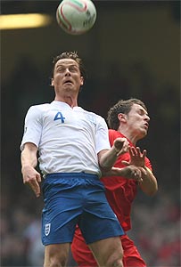Scott Parker ac Aaron Ramsey yn neidio am y bêl Scott Parker ac Aaron Ramsey yn neidio am y bêl