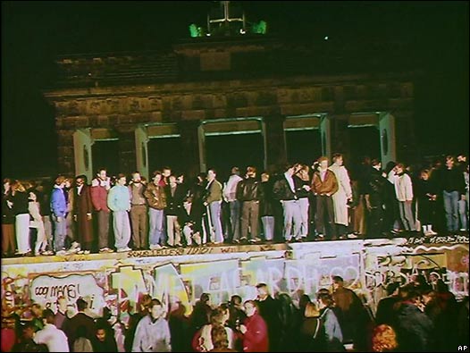 Belineses orientales escalan el muro el 9 de noviembre, 1989