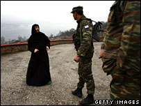 Một người Albani và binh lính Serbia