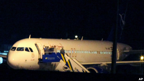 土耳其戰鬥機攔截了一架被懷疑載有武器的敘利亞客機在安卡拉降落(10/10/2012)