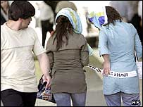 تبليغات انتخابات در اين دوره از شيوه های معمول در ايران فاصله گرفته است