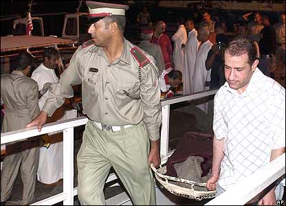 Tim penolong mengevakuasi jasad korban dan membawa mereka ke darat.