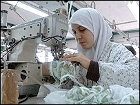 Funcionária de indústria têxtil em Bangladesh