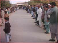 بگٹی ہاؤس کے سامنے جمع افراد