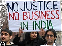 भोपाल गैस पीड़ितों के समर्थन में प्रदर्शन