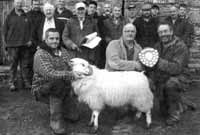 Simon Lloyd-Williams, Cadeirydd, yn cyflwyno Tarian Rhosgoch i Dafydd Jones, Ceiro, Ponterwyd. (Llun: Dafydd Jenkins, Tanyrallt)