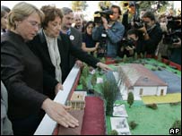 Michelle Bachelet e sua mãe olham réplica de Villa Grimaldi