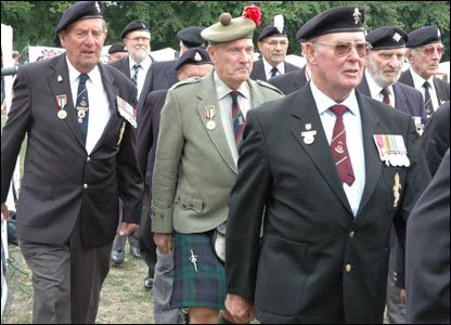 Cựu chiến binh Anh ở Hàn duyệt binh ở Kingston