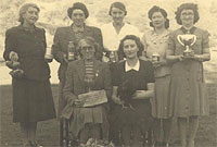 Aelodau'r WI gyda thlysau a enillasant, 1946 (Grŵp Archif Bro Aled)