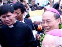 Tổng Giám mục Hà Nội Ngô Quang Kiệt (bên phải)-hình của Tgphn.org