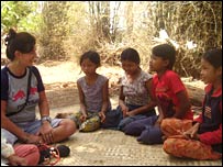 Phóng viên BBC (bên trái) nói chuyện với một số nạn nhân