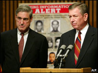 Robert Mueller e John Ashcroft