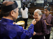Ăn bánh thánh tại một nhà thờ