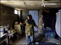 Mokdad no cômodo que improvisou após perder sua casa