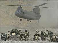 هليکوپتر شينوک آمريکايی برای سوار کردن نيروها در افغانستان فرود می آيد، عکس از آرشيو