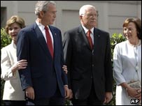 خانم کلاوس، واتسلاو کلاوس، جورج بوش، لورا بوش در پراگ