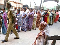 अपनी बारी की प्रतीक्षा में मतदाता