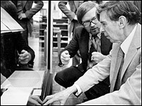 Michael Tippett při práci