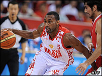 صحنه ای از مسابقه بسکتبال میان روسیه و ایران